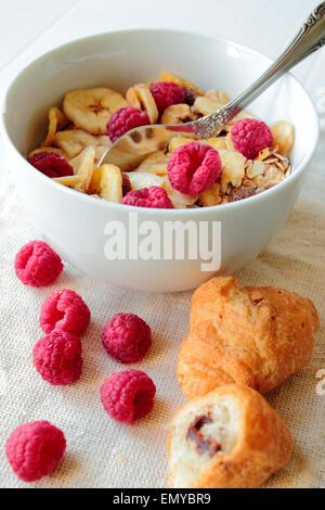 Céréales doux à la framboise et des croissants frais Banque D'Images