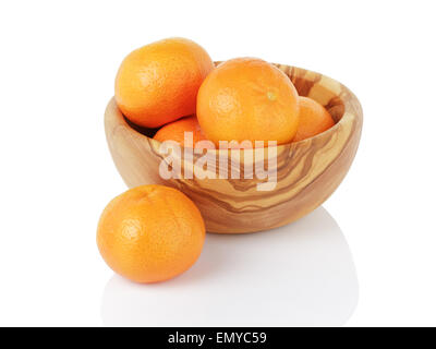 Mandarines mûres dans un bol en bois, isolé sur blanc Banque D'Images