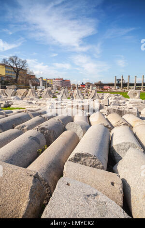 De nombreuses colonnes anciennes ruines réside dans une rangée. Smyrne. Izmir, Turquie Banque D'Images