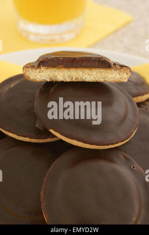 Gâteaux Jaffa une éponge gâteau de base d'une couche de gelée à l'orange enrobées de chocolat Banque D'Images