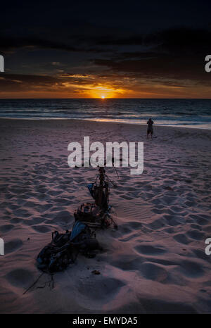 Brûlé brûlé moto sur la plage au coucher du soleil. Banque D'Images