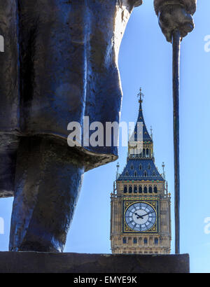 La Statue de Sir Winston Churchill à la place du Parlement avec Big Ben en arrière-plan London England UK Banque D'Images