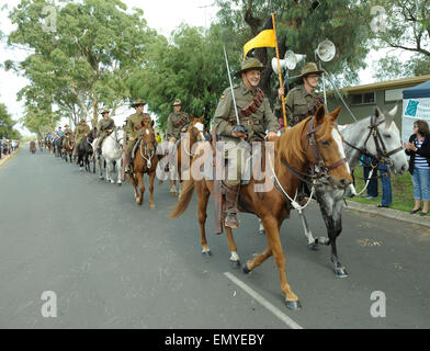 Les cavaliers et leurs chevaux pour commémorer le 10e Light Horse Regiment Banque D'Images