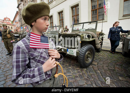 Prague, République tchèque. Apr 24, 2014. Réunion des voitures et motos militaires historiques de la libération convoi à commémorer le 70e anniversaire de la fin de la DEUXIÈME GUERRE MONDIALE à Prague, en République tchèque, le 24 avril 2014. Photo : CTK Vit Simanek/Photo/Alamy Live News Banque D'Images