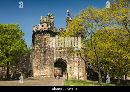 Royaume-uni, Angleterre, dans le Lancashire, Lancaster, parc du château, Château de Lancaster, visiteurs à Jean de Gand gate Banque D'Images