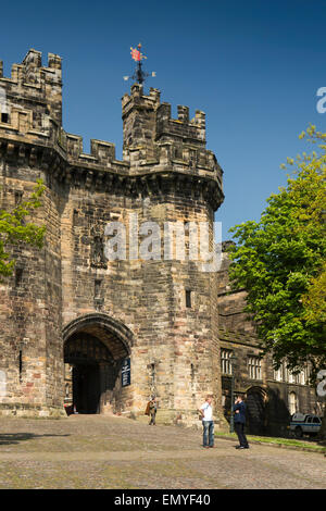 Royaume-uni, Angleterre, dans le Lancashire, Lancaster, parc du château, Château de Lancaster, visiteurs à Jean de Gand gate Banque D'Images