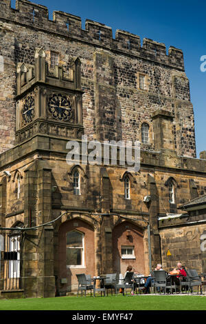 Royaume-uni, Angleterre, dans le Lancashire, Lancaster, parc du château, Château de Lancaster, inner courtyard café ci-dessous conservez Banque D'Images