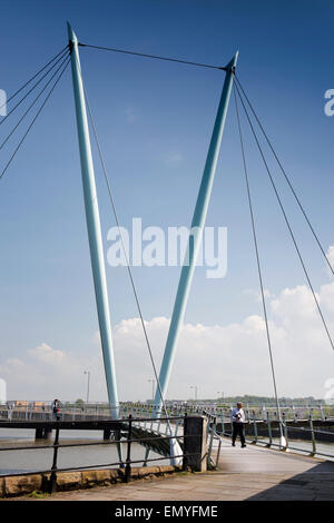 Royaume-uni, Angleterre, dans le Lancashire, Lancaster, Millennium footbridge crossing River Lune Banque D'Images