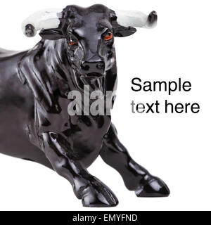 Close-up of a sculpture bull isolated over white backgrund avec Banque D'Images