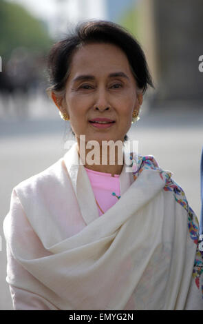 Aung San Suu Kyi - Gang durch das Brandenburger Tor, 12. Avril 2014, Berlin. Banque D'Images