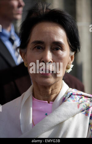 Aung San Suu Kyi - Gang durch das Brandenburger Tor, 12. Avril 2014, Berlin. Banque D'Images