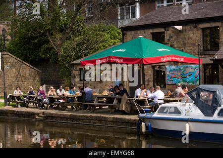 Royaume-uni, Angleterre, dans le Lancashire, Lancaster, clients à pub au bord du canal Banque D'Images