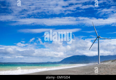 Les générateurs d'énergie éolienne en mer de silhouettes de côte. La production d'énergie renouvelable de remplacement en Philippines Banque D'Images