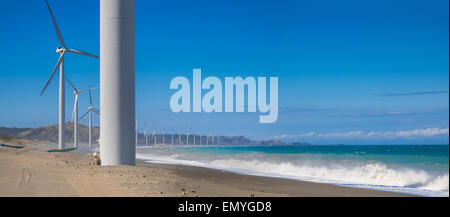 Les générateurs d'énergie éolienne en mer de silhouettes de côte. La production d'énergie renouvelable de remplacement en Philippines Banque D'Images