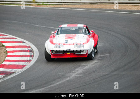 Image montre un seul rouge et blanc isolé voiture sport historique sur une piste de course. Banque D'Images