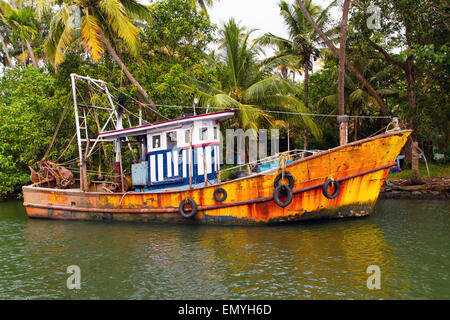 Bateau de pêche des Indiens avec beau reflet dans l'eau à fa Banque D'Images