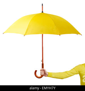 Main tenant un parapluie jaune isolé sur fond blanc Banque D'Images