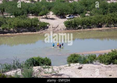 Ressortissants mexicains franchi illégalement la frontière du Rio Grande entre le Mexique et le Texas, United States Banque D'Images