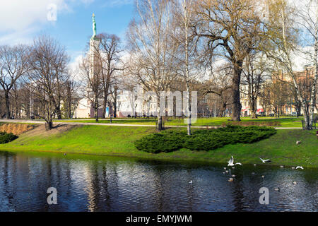 Statue de la liberté sur le fond du canal avec les oiseaux dans le parc à Riga au début du printemps sur une journée ensoleillée Banque D'Images