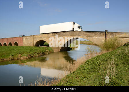 Camion traversant la rivière Derwent sur pont classé grade II France France Bubwith Banque D'Images