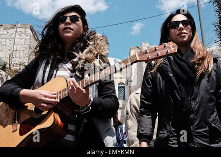 Jérusalem. Apr 24, 2015. Les Arméniens mars dans le quartier arménien de la vieille ville vers le consulat de Turquie portant des drapeaux et pancartes commémorant le 100e anniversaire du génocide arménien perpétré par les ottomans pendant la Première Guerre Mondiale contre les chrétiens de l'Anatolie. Les Arméniens demande 1,5 millions de victimes. La Turquie nie toute responsabilité. Credit : Alon Nir/Alamy Live News Banque D'Images