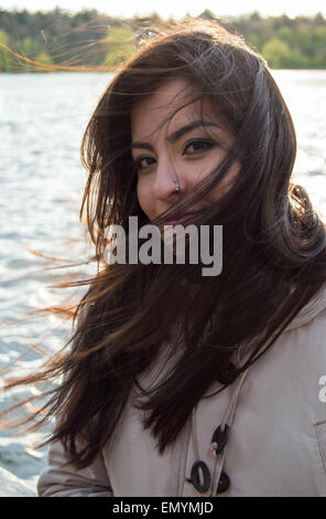 Jeune fille turque dans la région de windy afernoon Banque D'Images