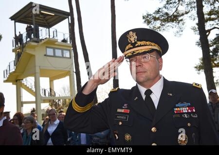 Rasdorf, Allemagne. Apr 24, 2015. Ben Hodges, commandant général de l'US forces terrestres en Europe, saalutes au cours d'une célébration pour marquer 25 ans depuis le dernier US Border Patrol au point frontière Alpha memorial à Rasdorf, Allemagne, 24 avril 2015. Point Alpha a été l'un des endroits les plus vulnérables pendant la guerre froide. PHOTO : UWE ZUCCHI/dpa/Alamy Live News Banque D'Images