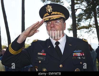 Rasdorf, Allemagne. Apr 24, 2015. Ben Hodges, commandant général de l'US forces terrestres en Europe, salue pendant une cérémonie pour souligner 25 ans depuis le dernier US Border Patrol au point frontière Alpha memorial à Rasdorf, Allemagne, 24 avril 2015. Point Alpha a été l'un des endroits les plus vulnérables pendant la guerre froide. PHOTO : UWE ZUCCHI/dpa/Alamy Live News Banque D'Images