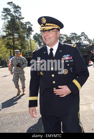 Rasdorf, Allemagne. Apr 24, 2015. Ben Hodges, commandant général de l'US forces terrestres en Europe, de sourires pendant une cérémonie pour souligner 25 ans depuis le dernier US Border Patrol au point frontière Alpha memorial à Rasdorf, Allemagne, 24 avril 2015. Point Alpha a été l'un des endroits les plus vulnérables pendant la guerre froide. PHOTO : UWE ZUCCHI/dpa/Alamy Live News Banque D'Images