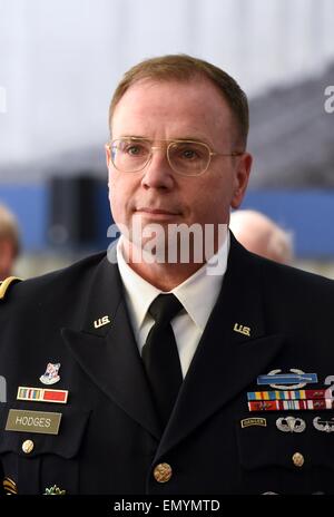 Rasdorf, Allemagne. Apr 24, 2015. Ben Hodges, commandant général de l'US forces terrestres en Europe, au cours d'une cérémonie pour souligner 25 ans depuis le dernier US Border Patrol au point frontière Alpha memorial à Rasdorf, Allemagne, 24 avril 2015. Point Alpha a été l'un des endroits les plus vulnérables pendant la guerre froide. PHOTO : UWE ZUCCHI/dpa/Alamy Live News Banque D'Images