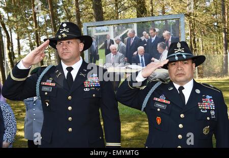 Rasdorf, Allemagne. Apr 24, 2015. Des militaires américains militaires durant une cérémonie du drapeau au cours d'une célébration pour marquer 25 ans depuis le dernier US Border Patrol au point frontière Alpha memorial à Rasdorf, Allemagne, 24 avril 2015. Dans l'arrière-plan, une photographie agrandie d'Helmut Kohl (l) et Mikhail Gorbatchev au point Alpha cérémonie de remise des prix. Point Alpha a été l'un des endroits les plus vulnérables pendant la guerre froide. PHOTO : UWE ZUCCHI/dpa/Alamy Live News Banque D'Images