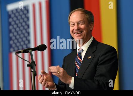 Rasdorf, Allemagne. Apr 24, 2015. L'ambassadeur américain John B. Emerson applaudit pendant une cérémonie pour souligner 25 ans depuis le dernier US Border Patrol au point frontière Alpha memorial à Rasdorf, Allemagne, 24 avril 2015. Point Alpha a été l'un des endroits les plus vulnérables pendant la guerre froide. PHOTO : UWE ZUCCHI/dpa/Alamy Live News Banque D'Images