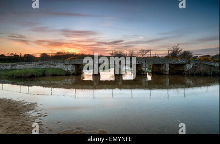 Coucher de soleil sur Delford pont enjambant la rivière de lank sur Bodmin Moor en Cornouailles, aussi connu localement sous le nom de Delphes et Delfry Bridge Banque D'Images