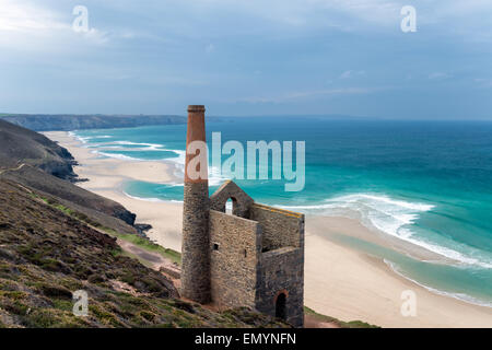 Les ruines d'un vieux moteur de Cornouailles maison sur la côte sud-ouest chemin tel qu'il passe par St Agnes à Cornwall Banque D'Images