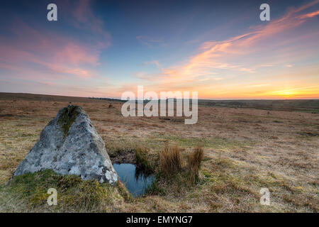 Coucher de soleil sur pierres sur Bodmin Moor en Cornouailles Banque D'Images