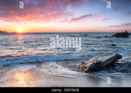 Belle plage au coucher du soleil Banque D'Images