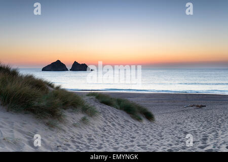 La nuit tombe sur la baie de Holywell une grande plage de sable soutenu par les dunes de sable sur la côte nord de Cornwall Banque D'Images