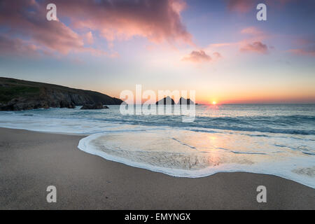 Au coucher du soleil spectaculaire baie de Holywell, une grande plage de sable près de Newquay en Cornouailles Banque D'Images