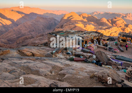 Boutiques de Bédouins arabes sur le mont Sinaï, tôt le matin Banque D'Images