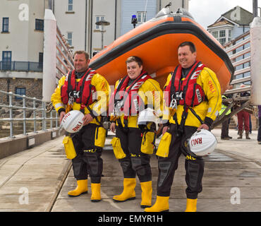 24 avril 2015 Angleterre Somerset Portishead. La Royal National Lifeboat Institution (RNLI) présente la nouvelle station de sauvetage de Portishead avec leur drapeau.Le RNLI a déclaré que la station de Portishead opérationnel. C'est le 238e de la RNLI, toutes les sommes destinées à la protection de la vie humaine en mer et sont gérées par des bénévoles. La RNLI est un organisme de bienfaisance et ne reçoit pas de financement du gouvernement. Banque D'Images