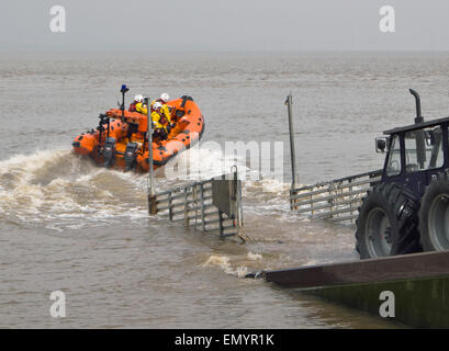 24 avril 2015 Angleterre Somerset Portishead. La Royal National Lifeboat Institution (RNLI) présente la nouvelle station de sauvetage de Portishead avec leur drapeau.Le RNLI a déclaré que la station de Portishead opérationnel. C'est le 238e de la RNLI, toutes les sommes destinées à la protection de la vie humaine en mer et sont gérées par des bénévoles. La RNLI est un organisme de bienfaisance et ne reçoit pas de financement du gouvernement. Banque D'Images