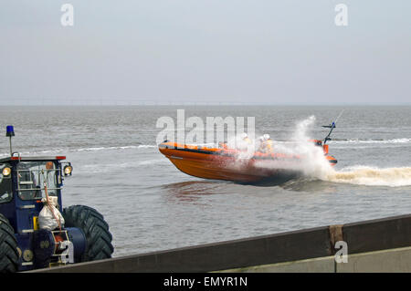 24 avril 2015 Angleterre Somerset Portishead. La Royal National Lifeboat Institution (RNLI) présente la nouvelle station de sauvetage de Portishead avec leur drapeau.Le RNLI a déclaré que la station de Portishead opérationnel. C'est le 238e de la RNLI, toutes les sommes destinées à la protection de la vie humaine en mer et sont gérées par des bénévoles. La RNLI est un organisme de bienfaisance et ne reçoit pas de financement du gouvernement. Banque D'Images