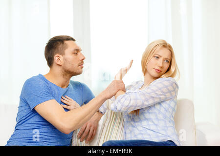 Malheureux couple having argument at home Banque D'Images