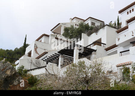 Les appartements de la propriété sur l'affaissement de l'urbanisation dans MarÕ ÔCarmenes del Herradura, Costa Tropical, ESPAGNE. Banque D'Images