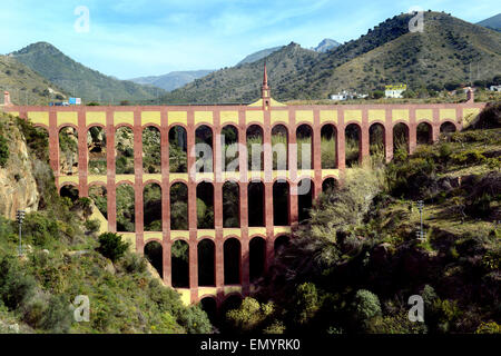 L'aqueduc du 19ème siècle espagnol Acueducto del Aguila (aqueduc) Eagle à Nerja, Espagne. Cet aqueduc a été construit entre 1879-18 Banque D'Images