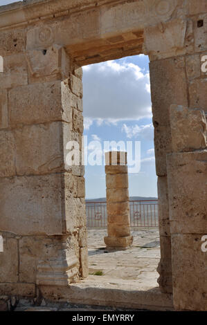 Ruines d'un temple à l'Avdat National Park, désert du Néguev, en Israël. Banque D'Images