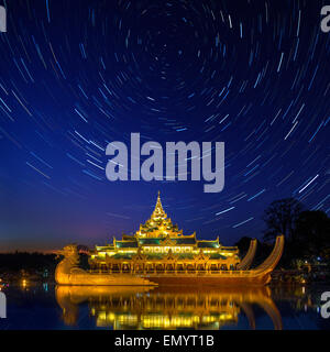 Star Trails au-dessus du Karaweik, une réplique d'une Barge royale sur le Lac Kandawgyi à Yangon au Myanmar. Banque D'Images