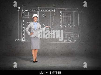 Businesswoman in casque montrant plan Banque D'Images