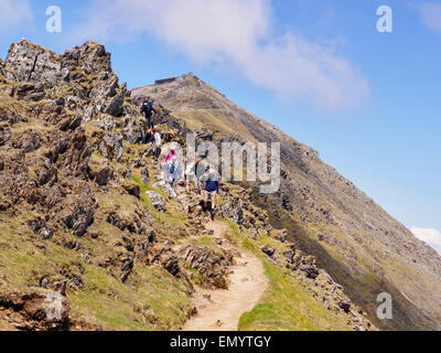 Groupe de randonneurs en ordre décroissant vers le bas le chemin de Rhyd Ddu sommet Mont Snowdon dans le parc national de Snowdonia, Gwynedd, au nord du Pays de Galles, Banque D'Images