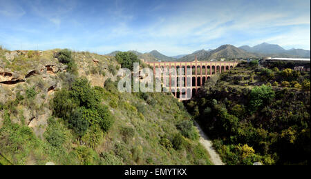 L'aqueduc du 19ème siècle espagnol Acueducto del Aguila (aqueduc) Eagle à Nerja, Espagne. Cet aqueduc a été construit entre 1879-18 Banque D'Images